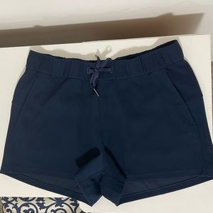 Lululemon size 10 On The Fly Woven 2.5” short in Navy